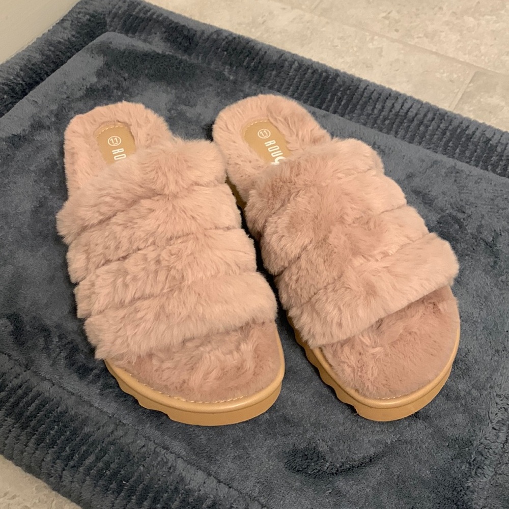 Rouge Helium fuzzy slippers-size 11